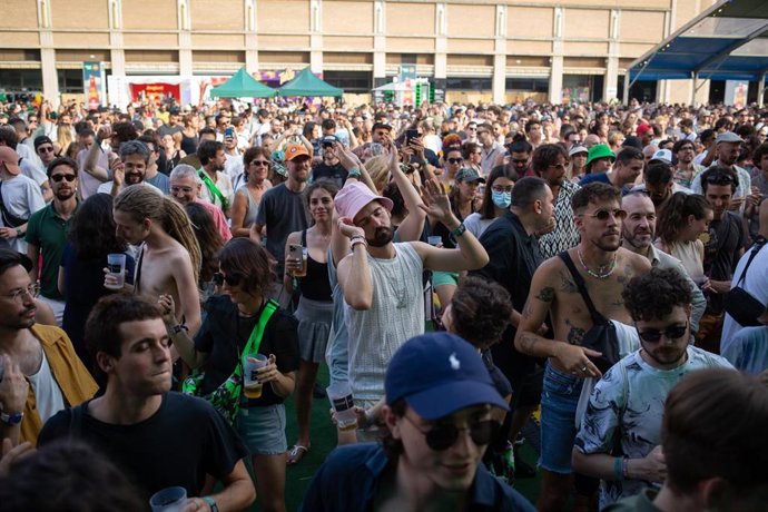 Un grupo de personas el día en que arranca una nueva edición de Sónar de Día, en la Fira de Barcelona, a 16 de junio de 2022, en Barcelona
