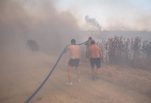 Vecinos intervienen en la extinción del  incendio declarado en Obanos, a 18 de junio de 2022, en Obanos, Pamplona, Navarra, (España).