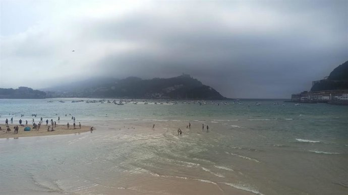 Galerna en la donostiarra playa de La Concha