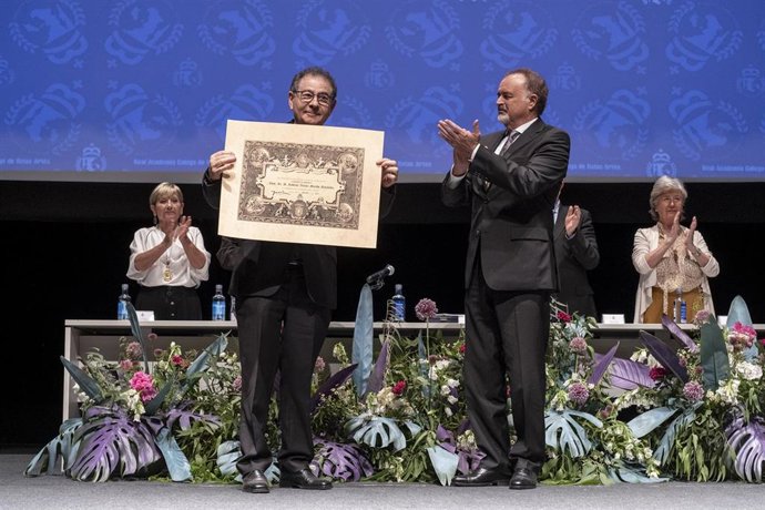 Acto público de ingreso de Roberto Verino como académico numerario de la Sección Artes da Imaxe da Real Academia Galega de Belas Artes
