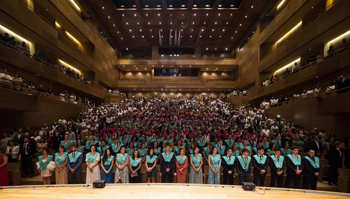 La ceremonia de graduación de 594 alumnos de la Universidad Europea Miguel de Cervantes que se ha celebrado este sábado en el Centro Cultural Miguel Delibes de Valladolid