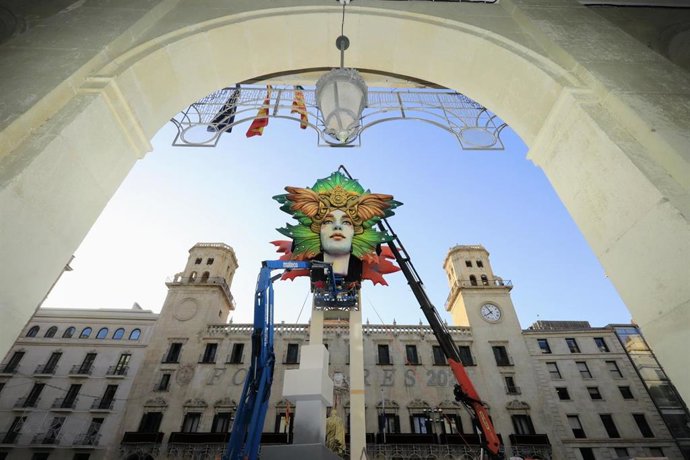 Colocación del remate de la Hoguera Oficial