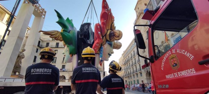 Cuatro drones y más de tres mil efectivos velan por la seguridad en las Hogueras de Alicante