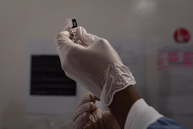Un sanitario prepara una dosis de la vacuna del coronavirus con un vial y una aguja