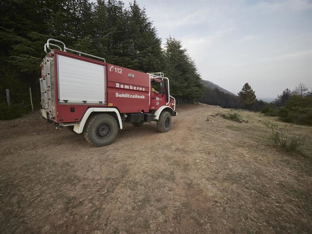 Un camión de bomberos de Navarra en el incendio de la Sierra de Leyre el 16 de junio de 2022 en Leyre, Navarra (España).