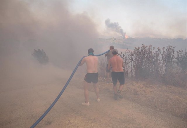 Vecinos intervienen en la extinción del incendio declarado en Obanos, el 18 de junio de 2022, en Obanos, Pamplona, ​​Navarra, (España).