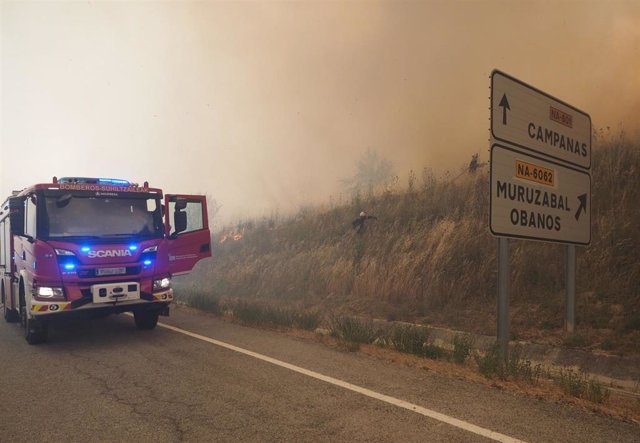 Un camión de bomberos junto a las llamas del incendio declarado en Obanos el 18 de junio de 2022 en Obanos, Pamplona, ​​Navarra, (España). 