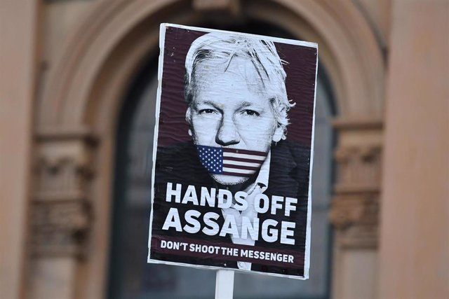 Archivo - Una pancarta en apoyo al fundador de WikiLeaks, Julian Assange, durante una protesta en Australia