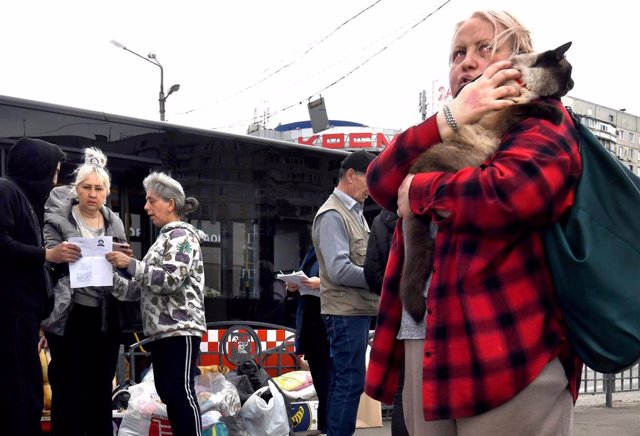 Las personas empacan sus maletas en la estación de metro en la que solían vivir y son enviadas a casa mientras la ciudad intenta relanzar los trenes en Kharkov, Ucrania.