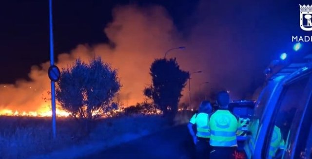 El Cuerpo de Bomberos del Ayuntamiento de Madrid trata de sofocar un incendio en Fuencarral, Madrid