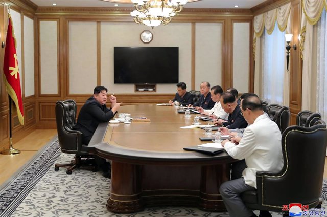 El dirigente de Corea del Norte, Kim Jong-un reunido con miembros del Partido de los Trabajadores.