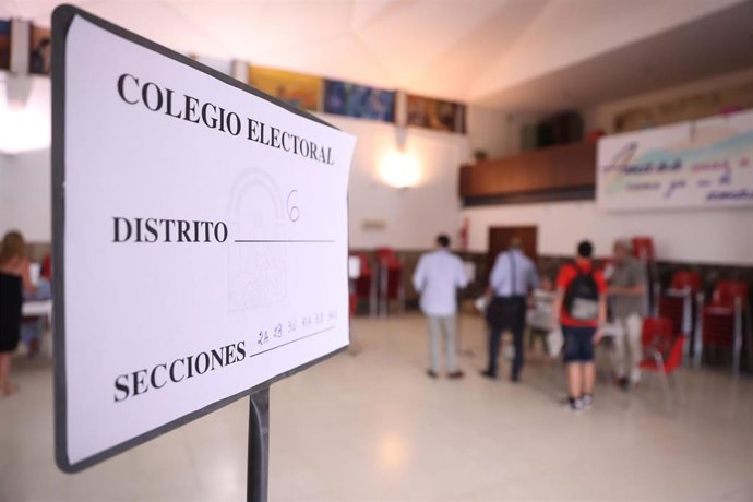 Colegio electoral constituido en Sevilla este 19 de junio de 2022 para las elecciones autonómicas