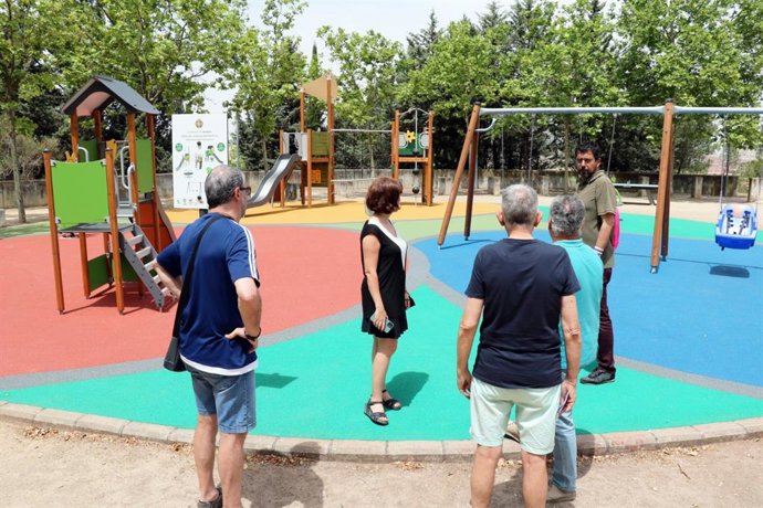 Visita de María Sánchez y Alberto Busto a una de las zonas infantiles en Parquesol.