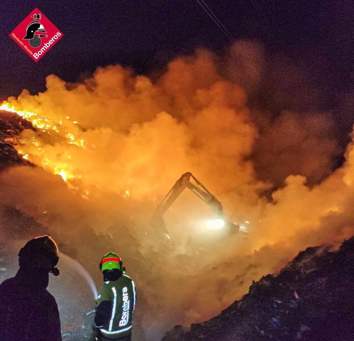 Incendio en una planta de reciclaje en Xixona