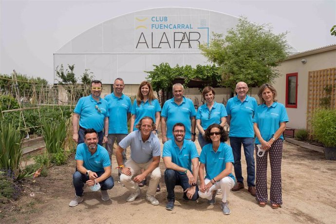 Los miembros del comité consultivo de accionistas de CaixaBank en la jornada de voluntariado en la 'Fundación A La Par'.