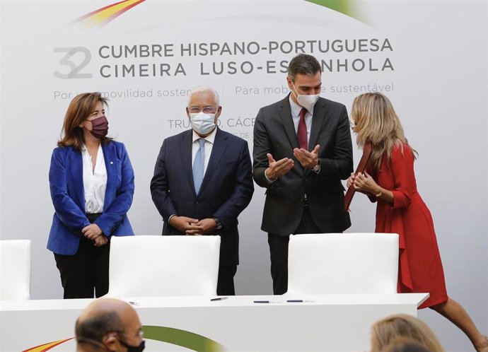 Archivo - (I-D) La ministra de Trabajo de Portugal, Ana Mendes Godinho; el primer ministro de Portugal, Antonio Costa; el presidente del Gobierno, Pedro Sánchez y la vicepresidenta segunda y ministra de Trabajo y Economía Social, Yolanda Díaz, en la XXX