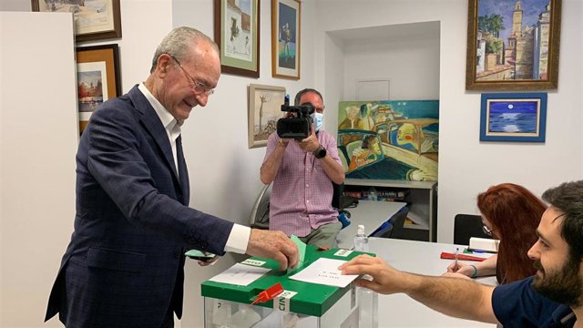 El alcalde de Málaga, Francisco de la Torre, vota el 19J