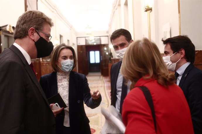 Archivo - El secretario de organización del PDECat, Ferran Bel (i), conversa con la portavoz del PP en el Congreso de los Diputados, Cuca Gamarra (2i); la vicesecretaria Sectorial del PP, Elvira Rodríguez (d- rojo); y con el diputado del PSOE Pedro Casa