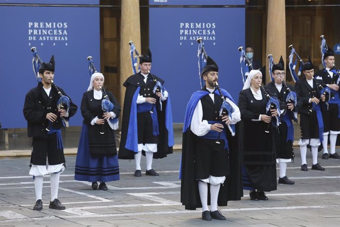 Archivo - Una banda de gaiteros tocan durante la llegada de los invitados al acto de entrega de los Premios Princesa de Asturias 2020, en el Hotel de la Reconquista, Oviedo.