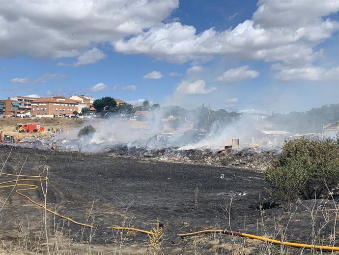 Bomberos de Madrid siguen apagando el incendio en un vertedero ilegal en Fuencarral