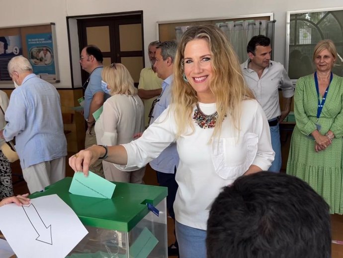 La candidata número uno del PP por Cádiz, Ana Mestre, ejerce su derecho al voto