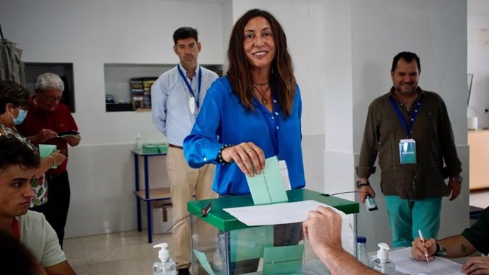 La secretaria general del PP andaluz y candidata número 1 por la provincia de Huelva, Loles López, en la guardería municipal de Valverde del Camino, en Huelva.