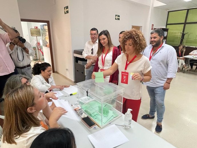 María Eugenia Limón, secretaria general del PSOE de Huelva, vota en las elecciones autonómicas del 19J