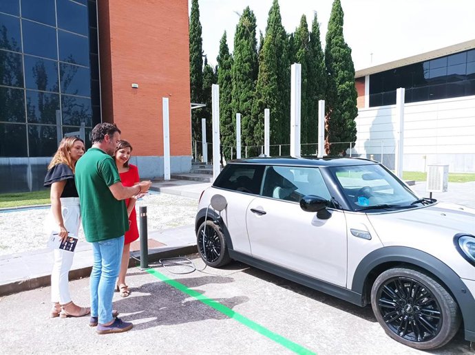 Estreno del nuevo cargador eléctrico para vehículos en CEE Zaragoza.