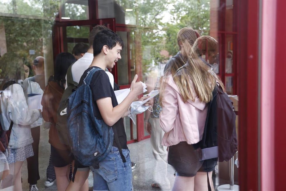 Estudiantes esperan para entrar a realizar las pruebas de acceso a la universidad 
