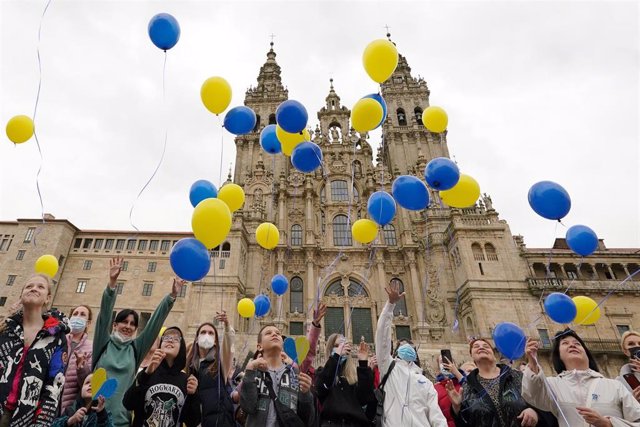 Archivo - Varias personas lanzan globos al aire como gesto para el fin de la guerra en Ucrania, en Santiago de Compostela.