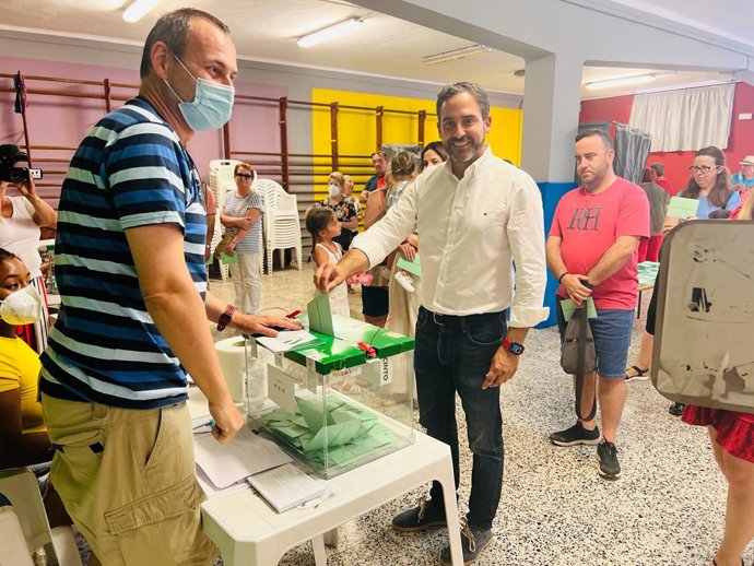 El secretario general del PSOE de Málaga, Daniel Pérez, ejerce el voto el 19J