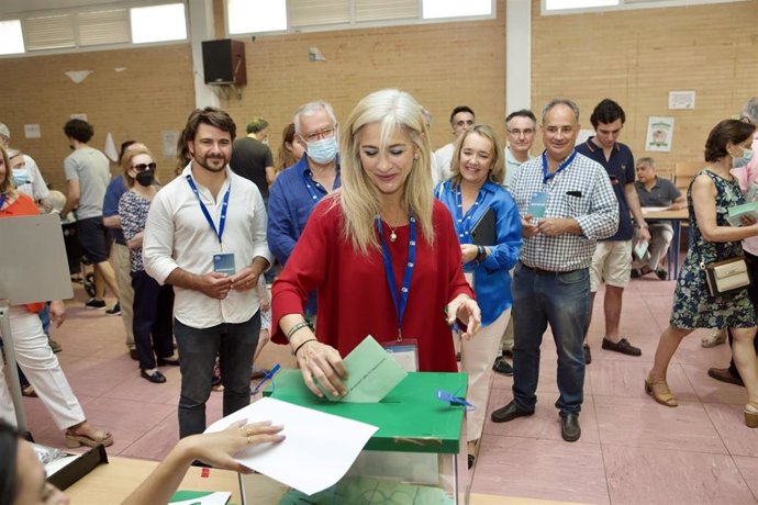 La cabeza de lista del PP por la provincia de Sevilla, Patricia del Pozo, en el colegio Joaquín Turina, en el que ha votado.