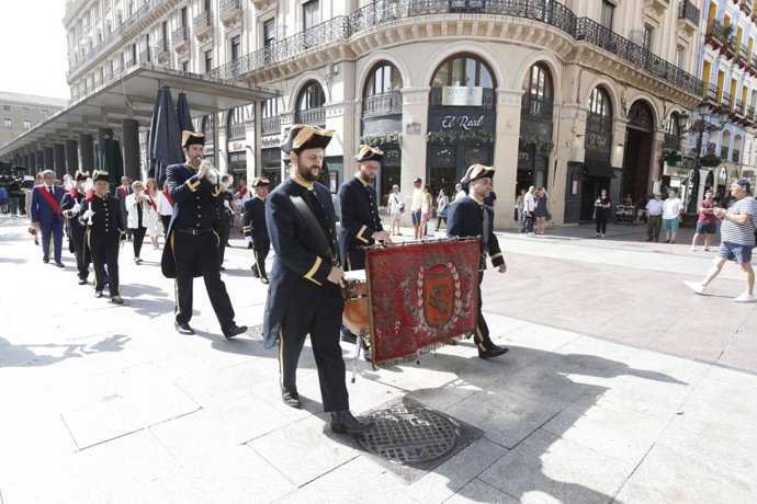 La corporación municipal durante el desfile de este domingo.