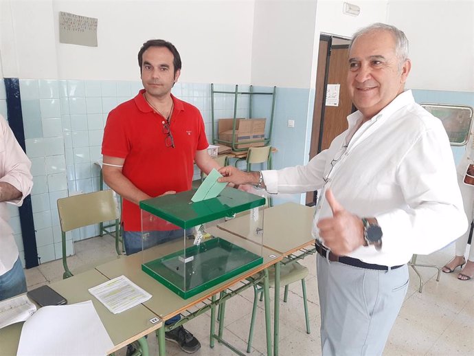 Antonio Sánchez-Cañete, candidato número 1 del partido Jaén Merece Más, ejerce su derecho al voto en las elecciones autonómicas del 19J
