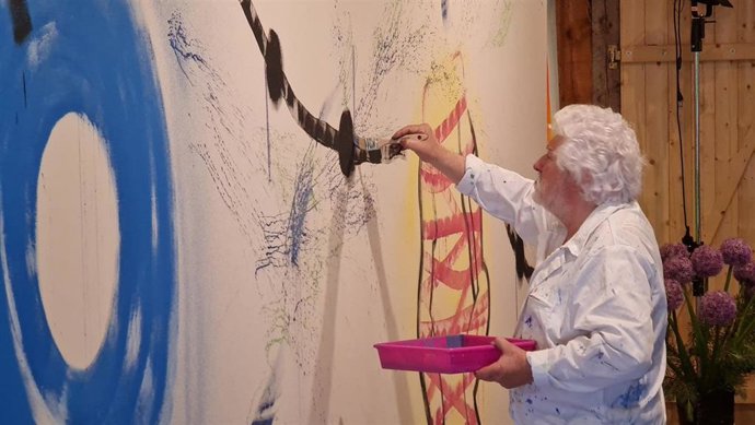 El pintor y escultor Cristobal Gabarrón pintando mural en Wesenberf (Alemania)