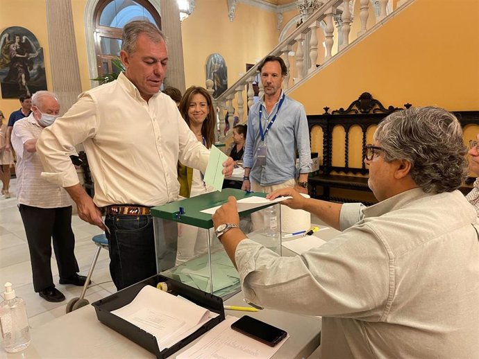 El candidato del PP a la Alcaldía de Sevilla, José Luis Sanz, ha votado en el Ayuntamiento hispalense.