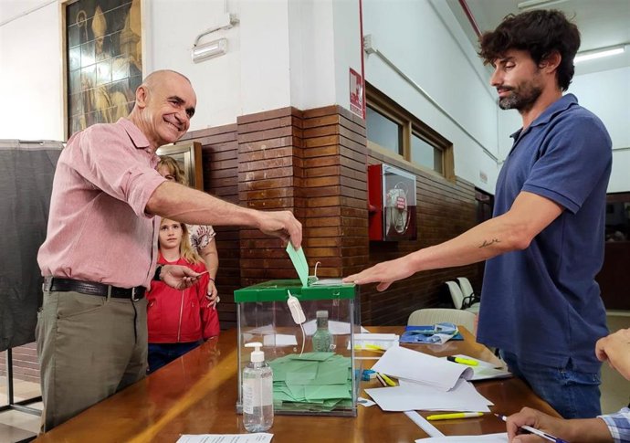 El alcalde de Sevilla, Antonio Muñoz, en el IES San Isidoro, donde ha ido a votar.