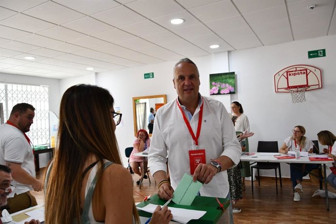 El secretario general del PSOE de Cádiz, Juan Carlos Ruiz Boix, ejerce su derecho al voto