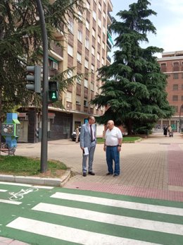 El concejal de Fomento, Urbanismo, Protección Ciudadana, Tráfico y Transportes en el Ayuntamiento de Salamanca, Fernando Carabias, visita la instalación de nuevos semáforos