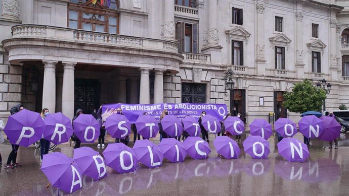 Archivo - Front Abolicionista País Valenci exige en la plaza del Ayuntamiento de Valncia la abolición de la prostitución