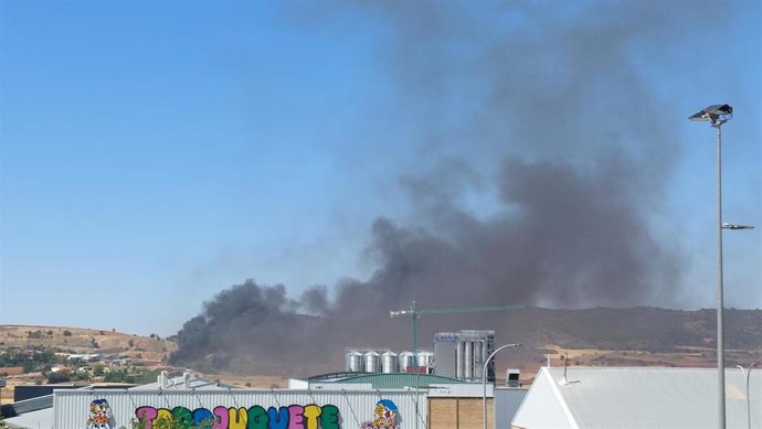 Extinguido un incendio de madera y material eléctrico en la parte trasera de una nave en Cuenca