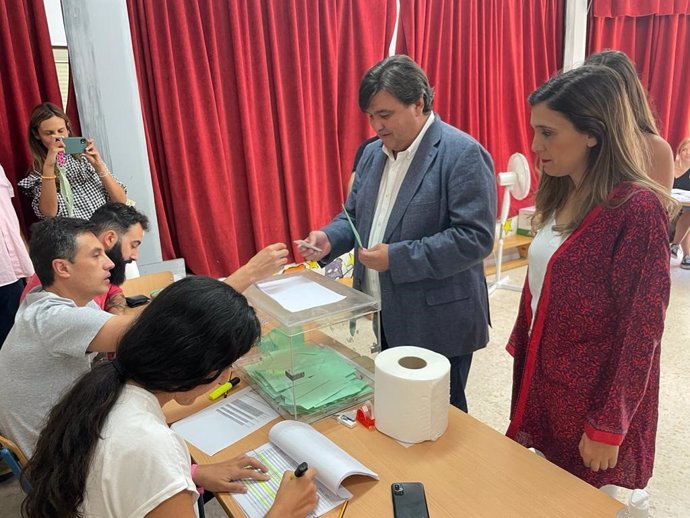 El secretario general de la Agrupación Municipal del PSOE en Huelva y alcalde de la capital, Gabriel Cruz, ejerce su derecho al voto