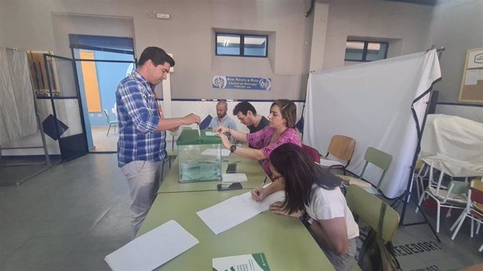 Enrique Moreno, candidato número 1 de Ciudadanos (Cs) por la provincia de Jaén, vota en las elecciones andaluzas del 19J
