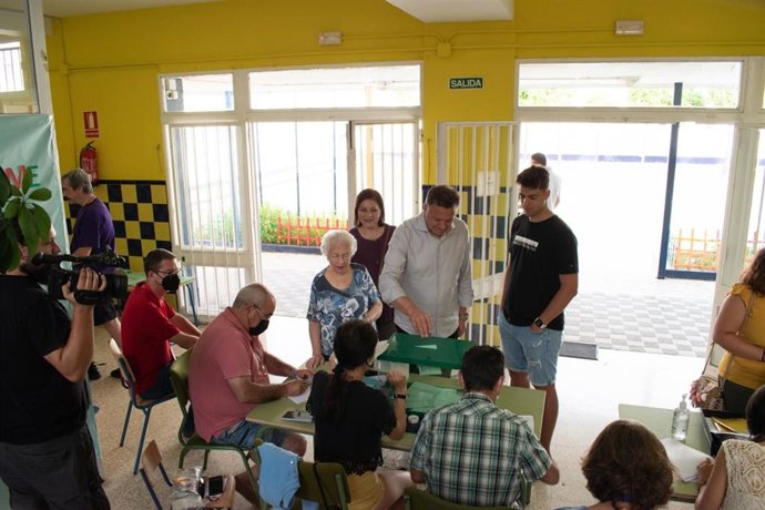 El candidato número uno de Por Andalucía en Cádiz, Juan Antonio Delgado, ejerce su derecho al voto