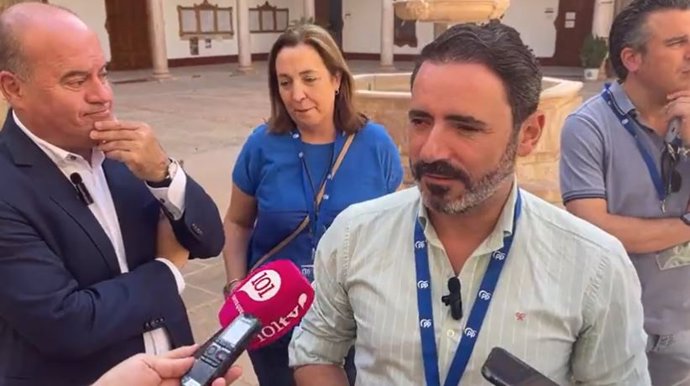 El candidato al Parlamento andaluz José Ramón Carmona, atiende a los medios