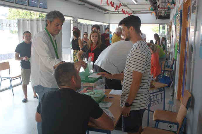 Fran Romero, candidato número 1 de Andaluces Levantaos al Parlamento andaluz por Cádiz, ejerce su derecho al voto