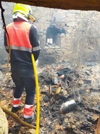 Bomberos del Ayuntamiento de Salamanca movilizan un retén por el fuego en la Sierra de la Culebra