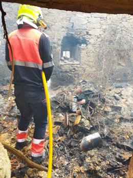 Bombero del Ayuntamiento de Salamanca actúa en el incendio de la Sierra de la Culebra.