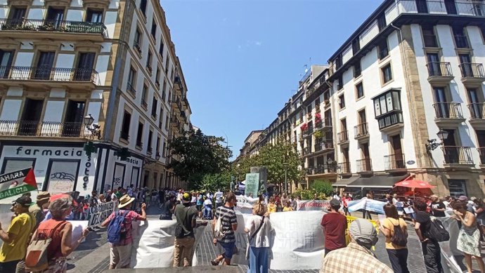 Manifestación por el Día Mundial de las personas refugiadas y para rechazar la muerte este pasado sábado de un migrante que trataba de cruzar el río Bidasoa en Irun hacia Francia.