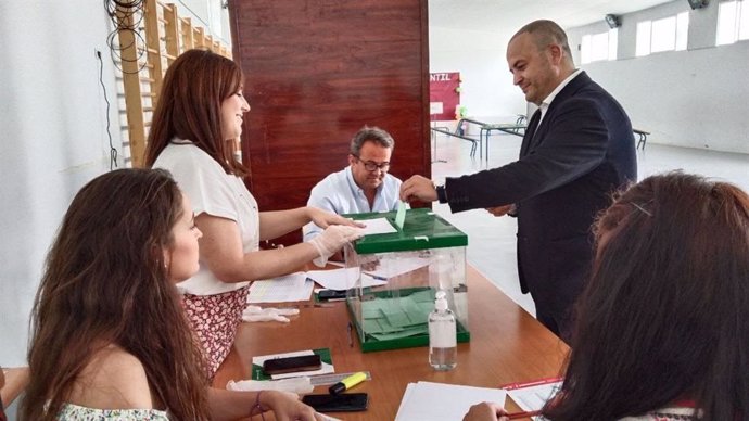 Julio Díaz, cabeza de lista de Ciudadanos (Cs) por Huelva a las elecciones autonómicas, vota en su colegio electoral